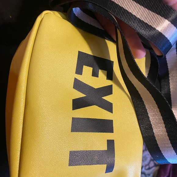 Letter graphic cross body bag - Picture 4 of 6